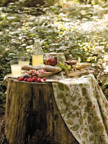 Woodland-Table-Set-Up-Detail med